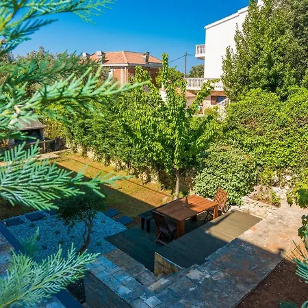 Fabulous Apartment, Charming Garden, Close To The Beach アパート