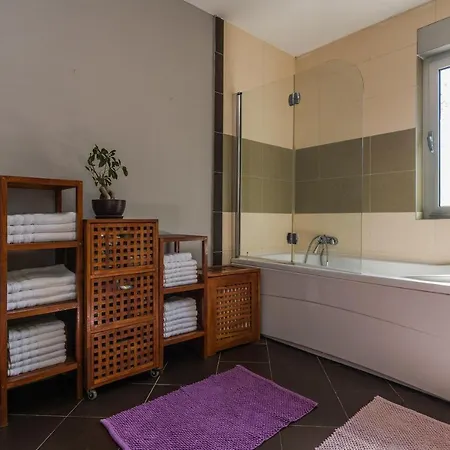 Fabulous Apartment, Charming Garden, Close To The Beach *
